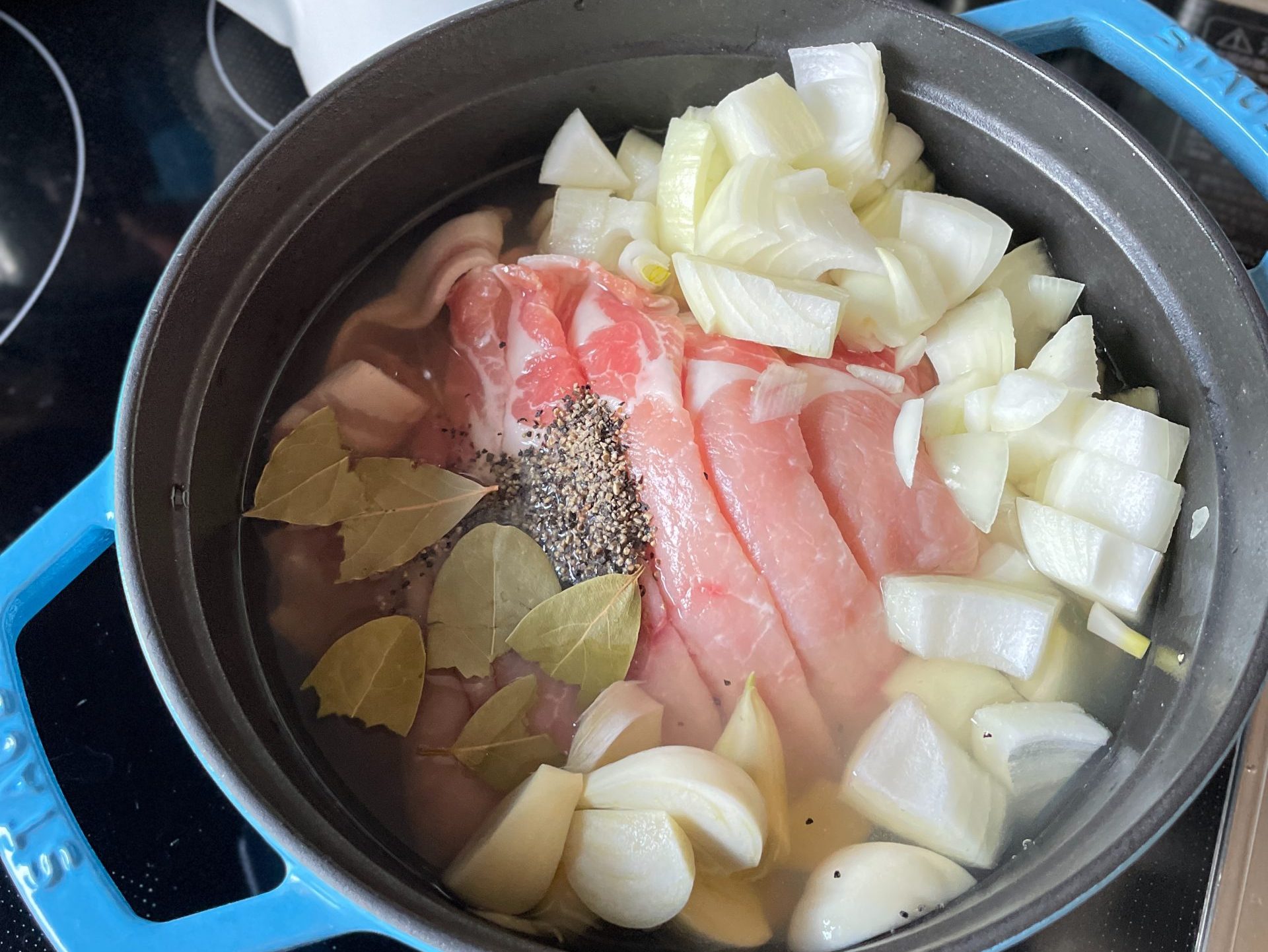 ストウブで煮込む豚肉のリエットの様子