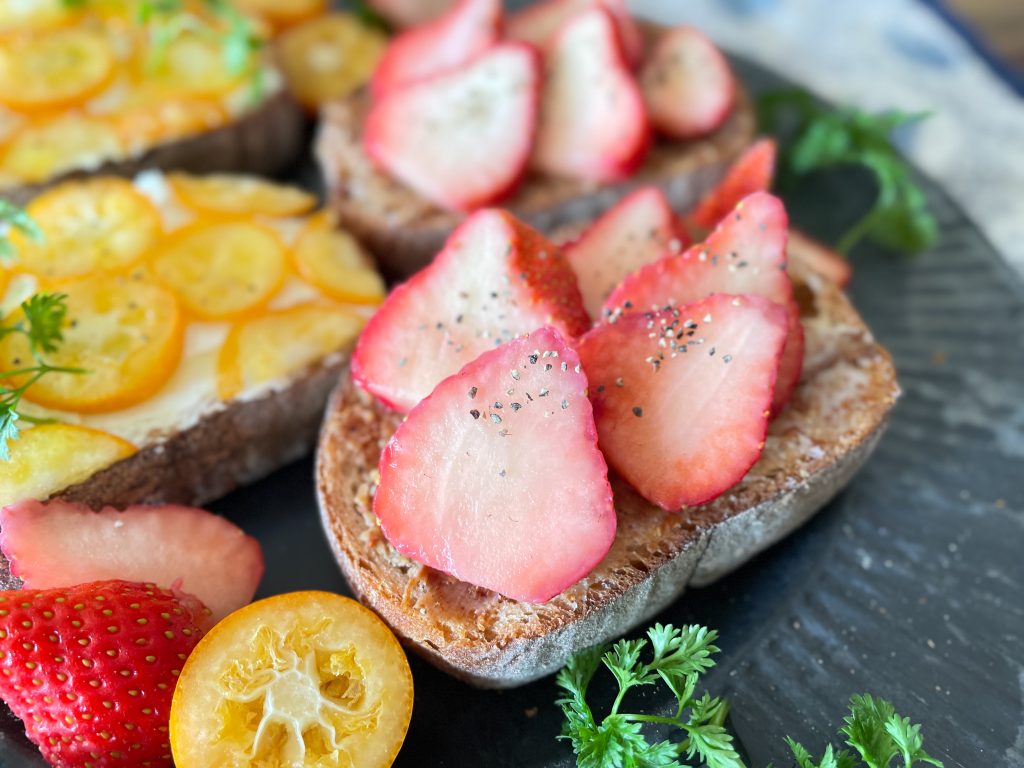 いちごの甘酸っぱさが塩麹豚のリエットの旨みを引き立てる、大人のおしゃれな一品。ワインに合う食べ方。