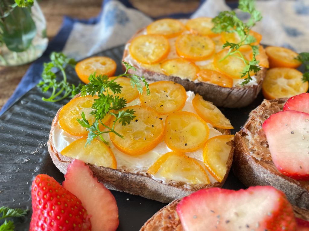 バゲットにのせた塩麹豚のリエット。いちごや完熟きんかんを合わせた、プロのおもてなしおつまみ。