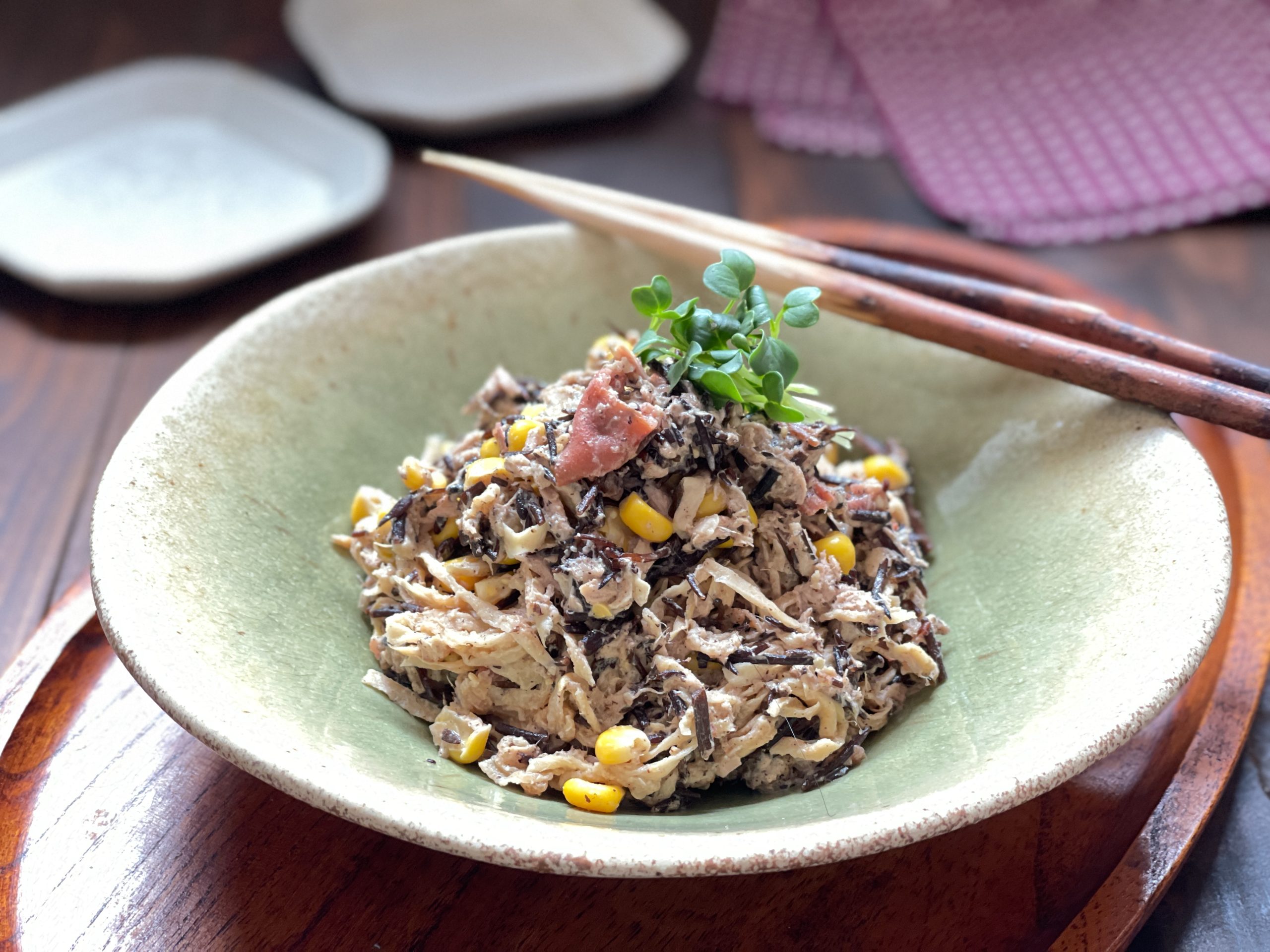 切り干し大根とドライパックのひじき、ツナ、コーンが彩り豊かな、デパ地下風の梅マヨサラダ。シャキシャキ食感と梅のさっぱり感が楽しめる。