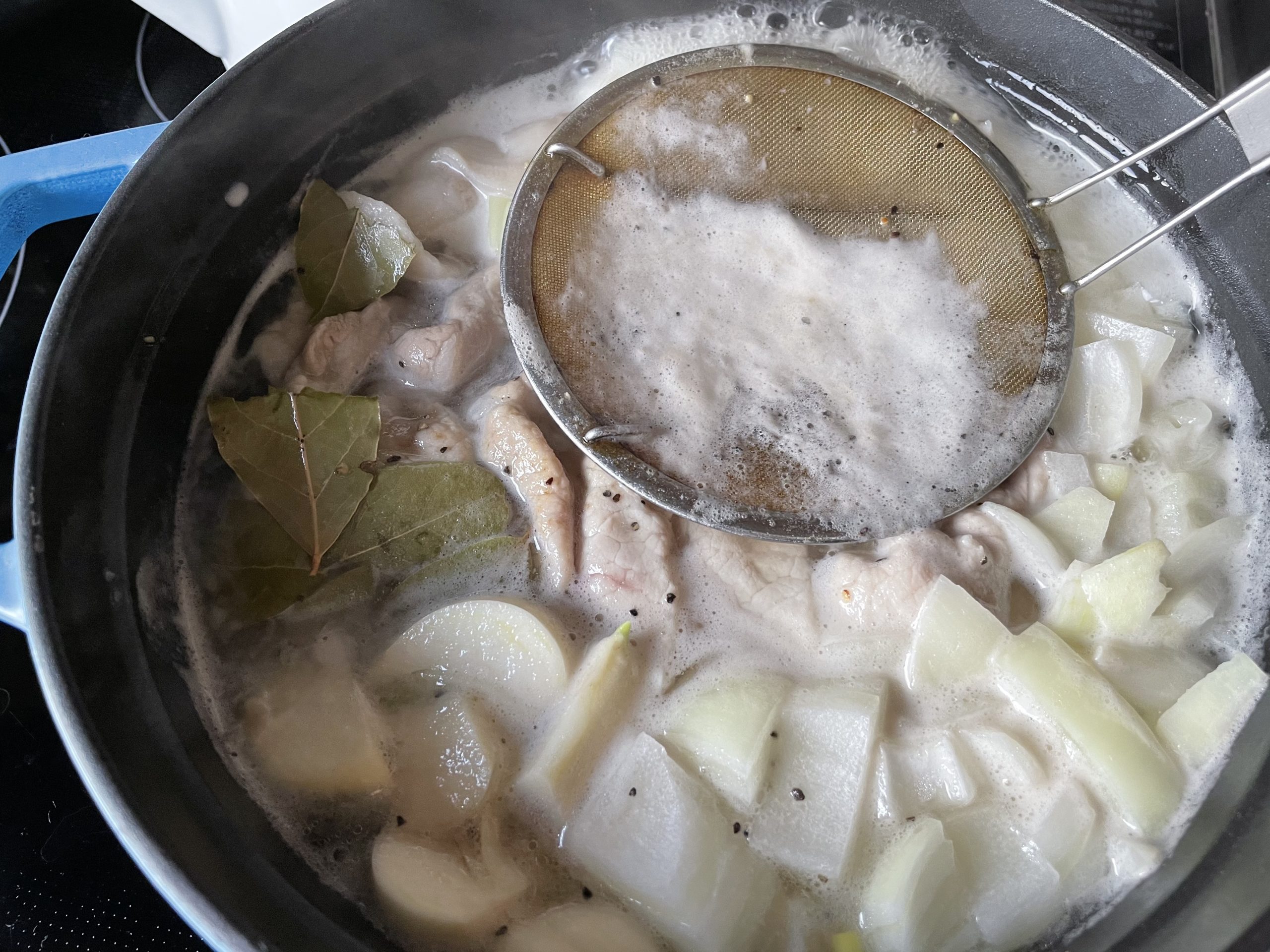 ストウブで煮込む豚肉のリエットの様子