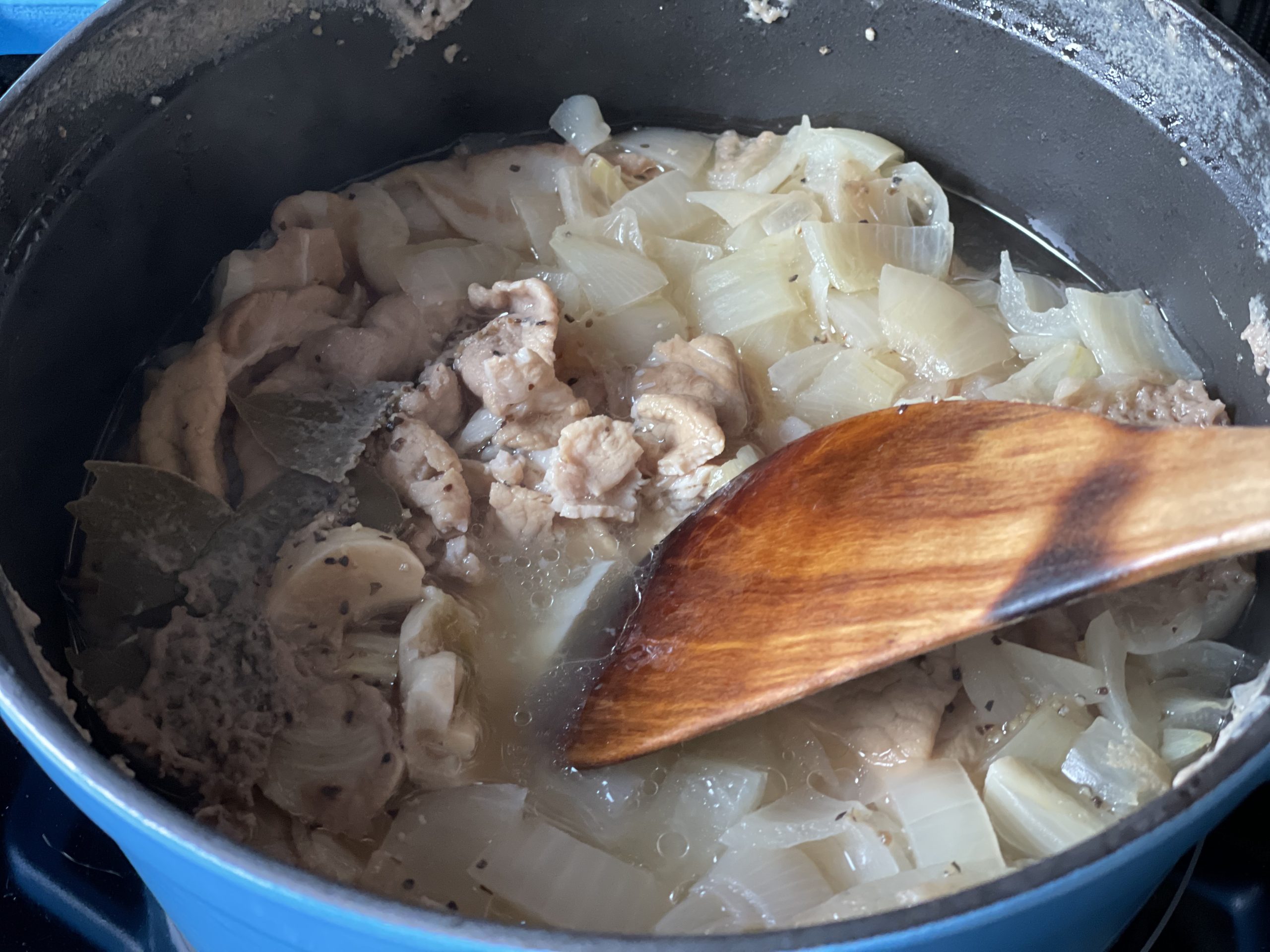 ストウブで煮込む豚肉のリエットの様子