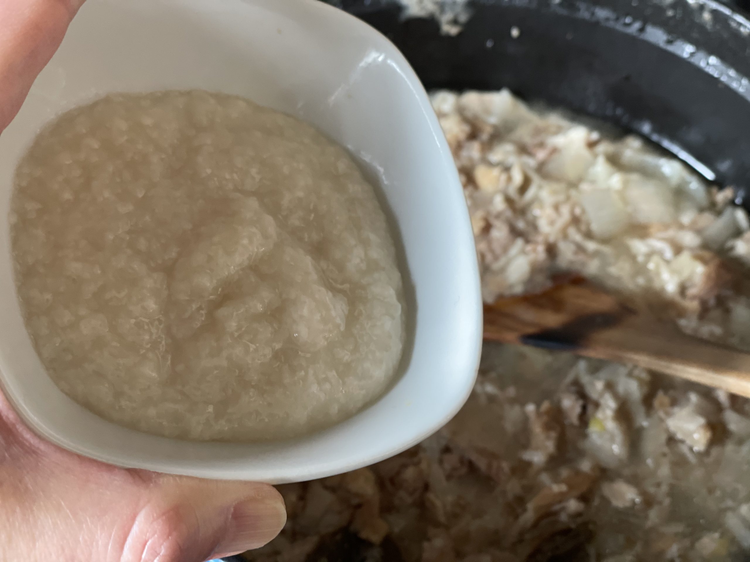 ストウブで煮込む豚肉のリエットの様子