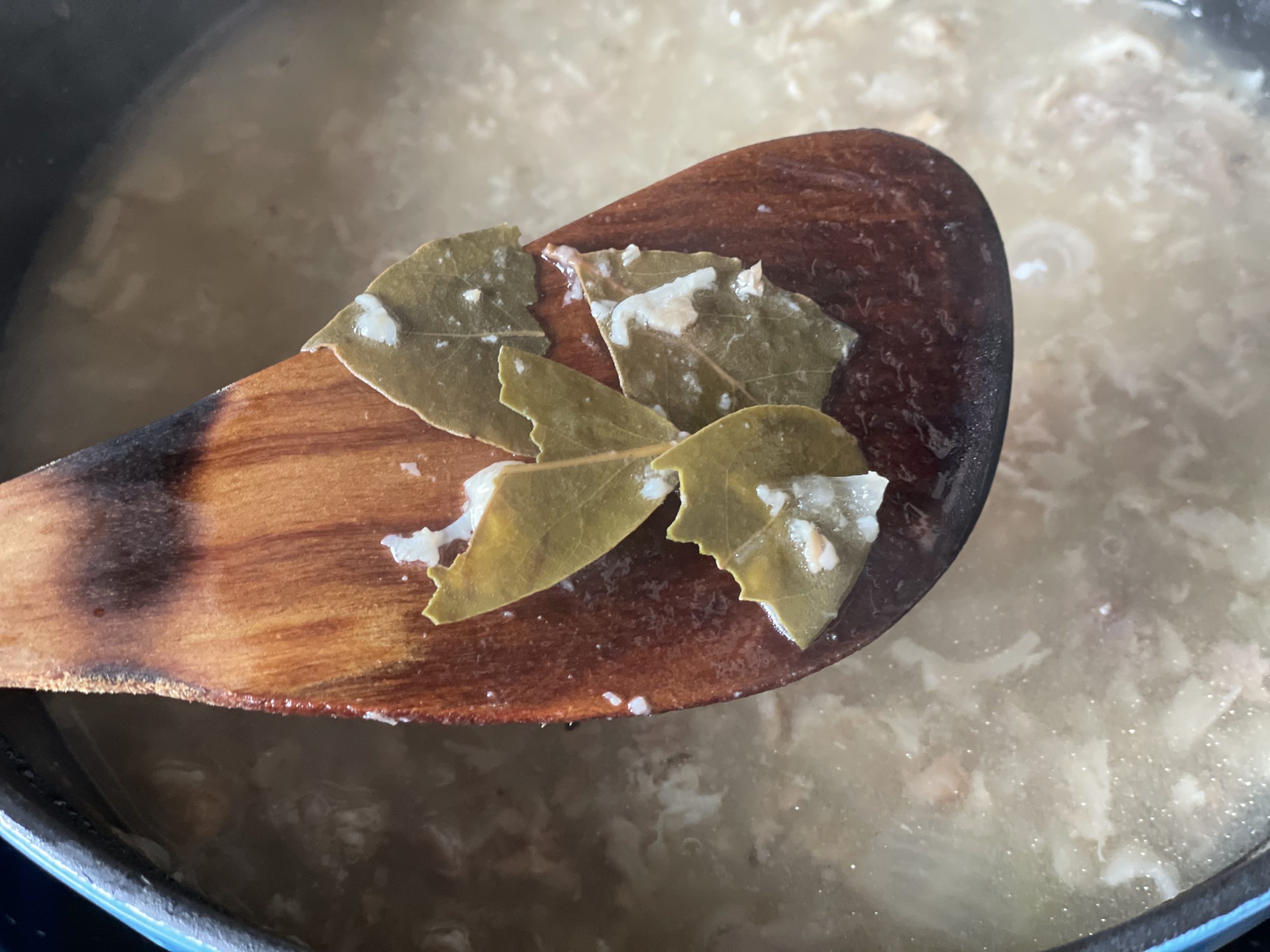 ストウブで煮込む豚肉のリエットの様子