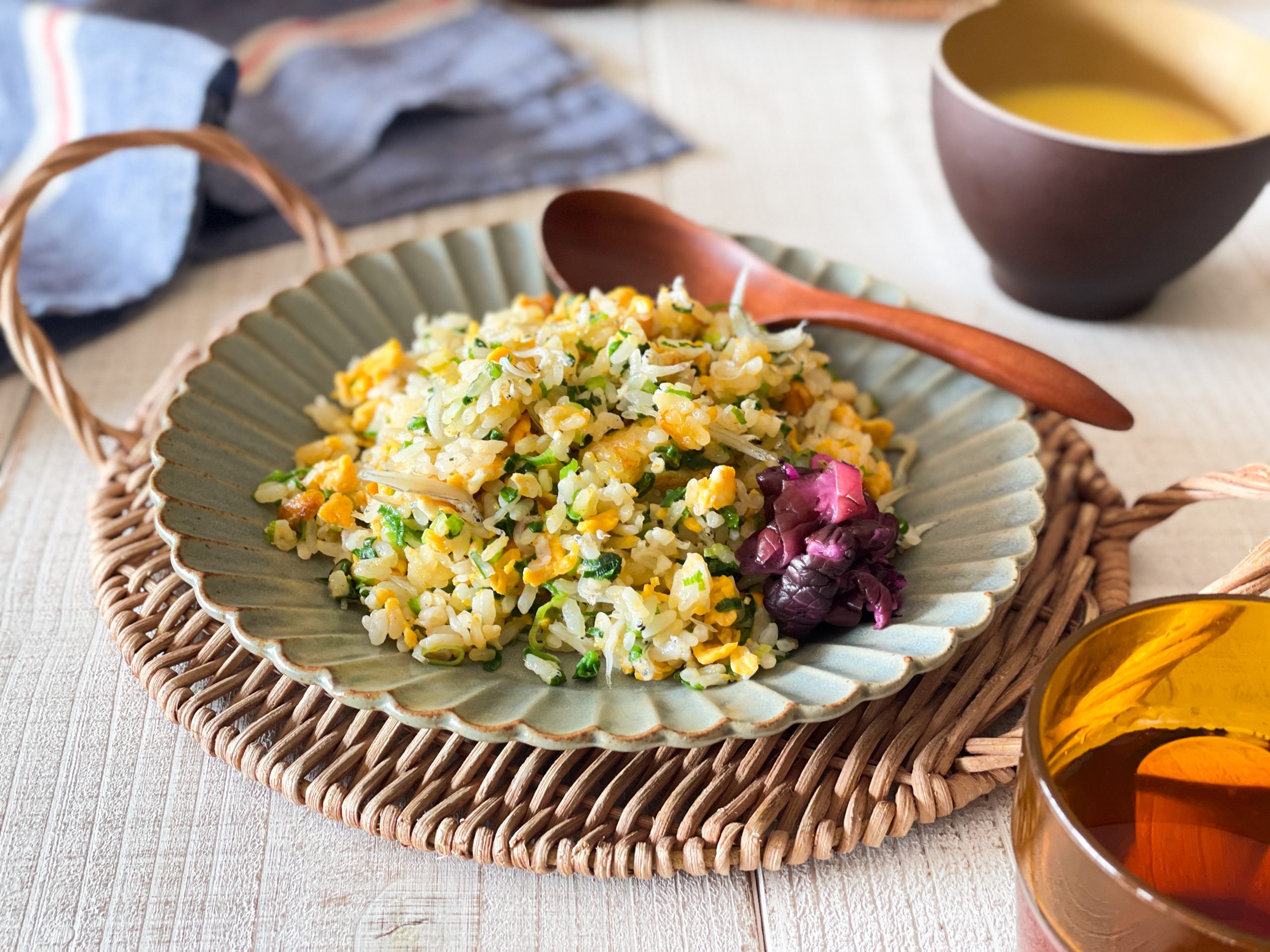 ごま油香る、しらすと刻みネギのたまご焼飯。器にこんもりと盛り付けられた黄金色のチャーハン。