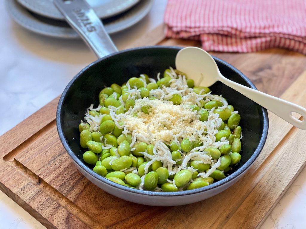 オリーブオイルとしらすのコクが絡んだ、ツヤツヤで美味しそうな「枝豆しらすチーズ」の盛り付け写真。