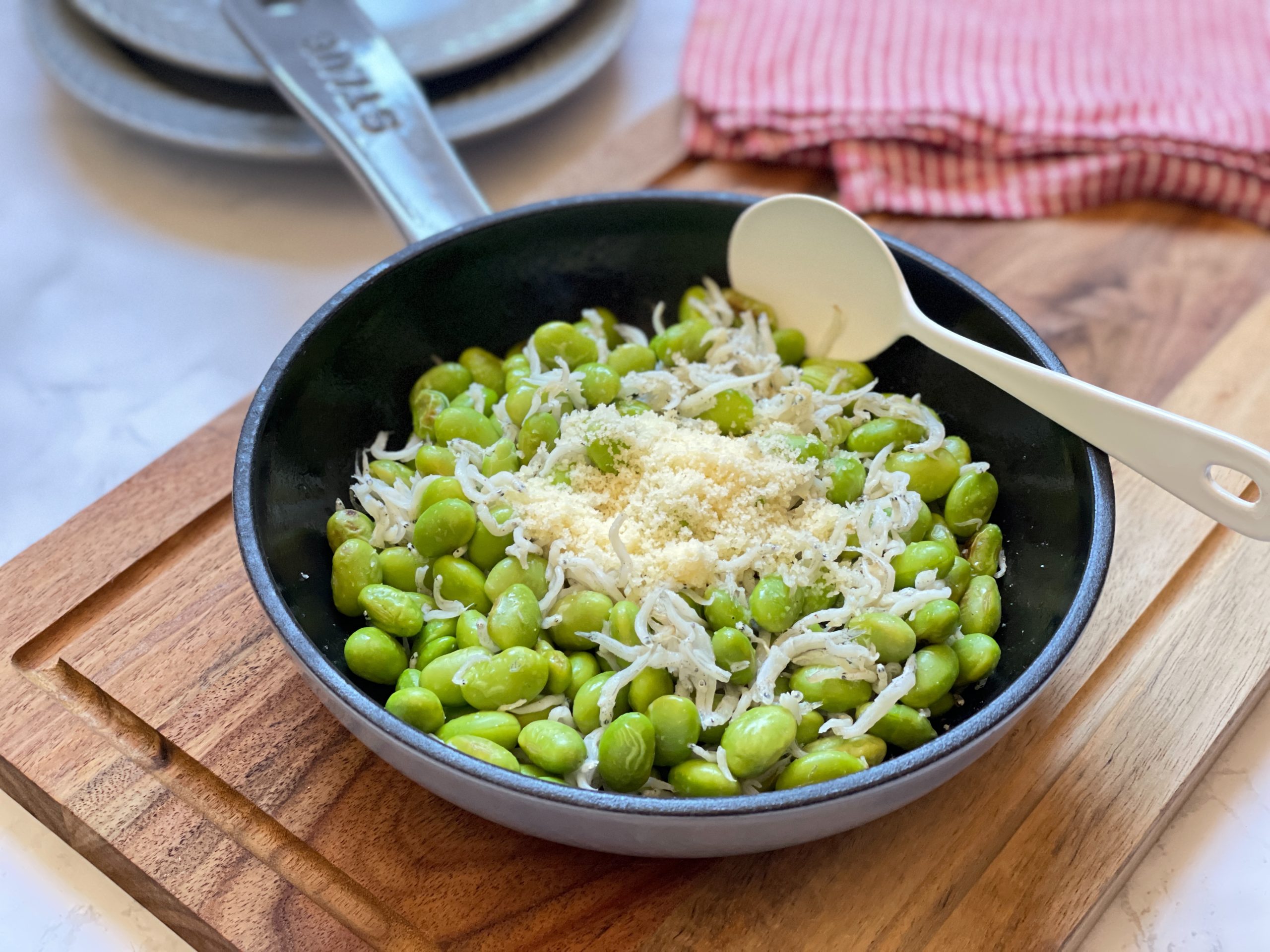オリーブオイルとしらすのコクが絡んだ、ツヤツヤで美味しそうな「枝豆しらすチーズ」の盛り付け写真。