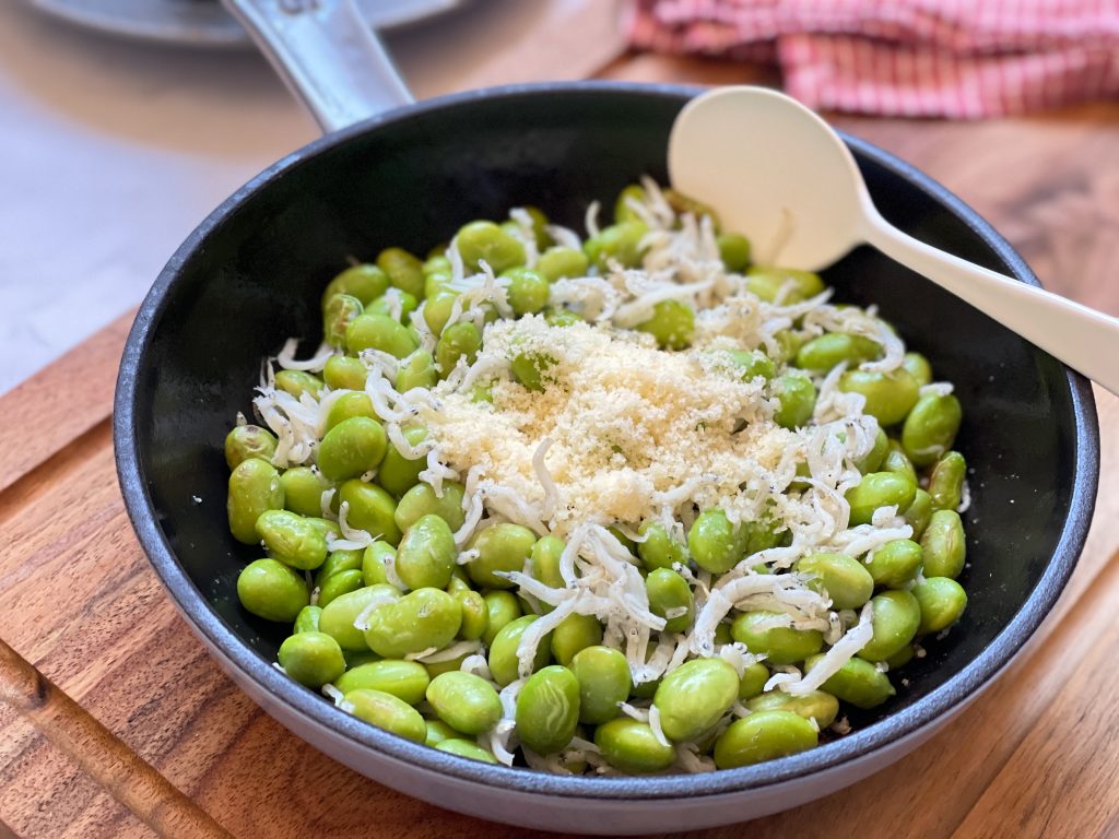オリーブオイルとしらすのコクが絡んだ、ツヤツヤで美味しそうな「枝豆しらすチーズ」の盛り付け写真