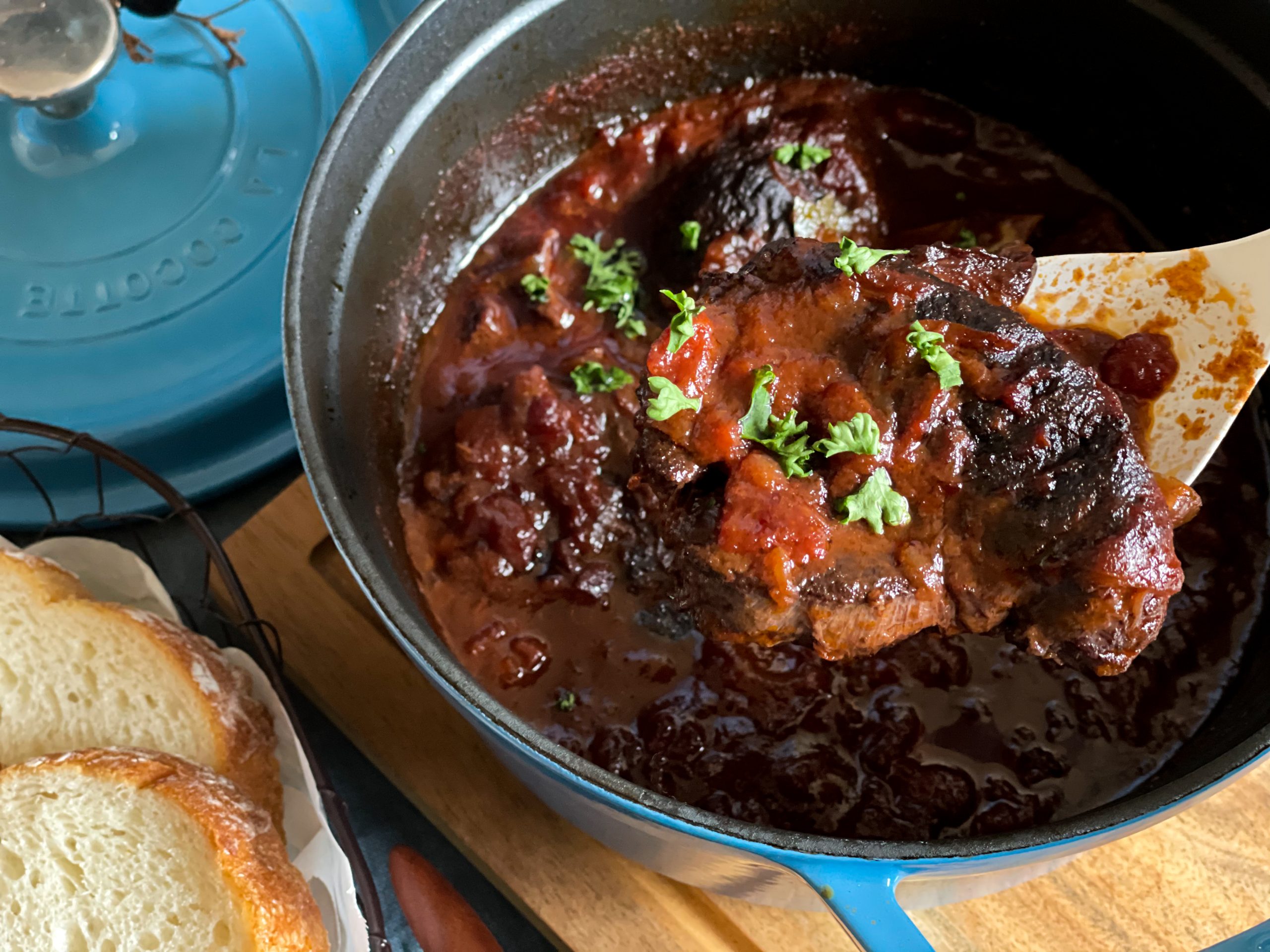 ストウブ鍋で煮込んだ本格ビーフシチュー。ホロホロの牛スネ肉と赤ワインの深いコクが伝わる料理写真。