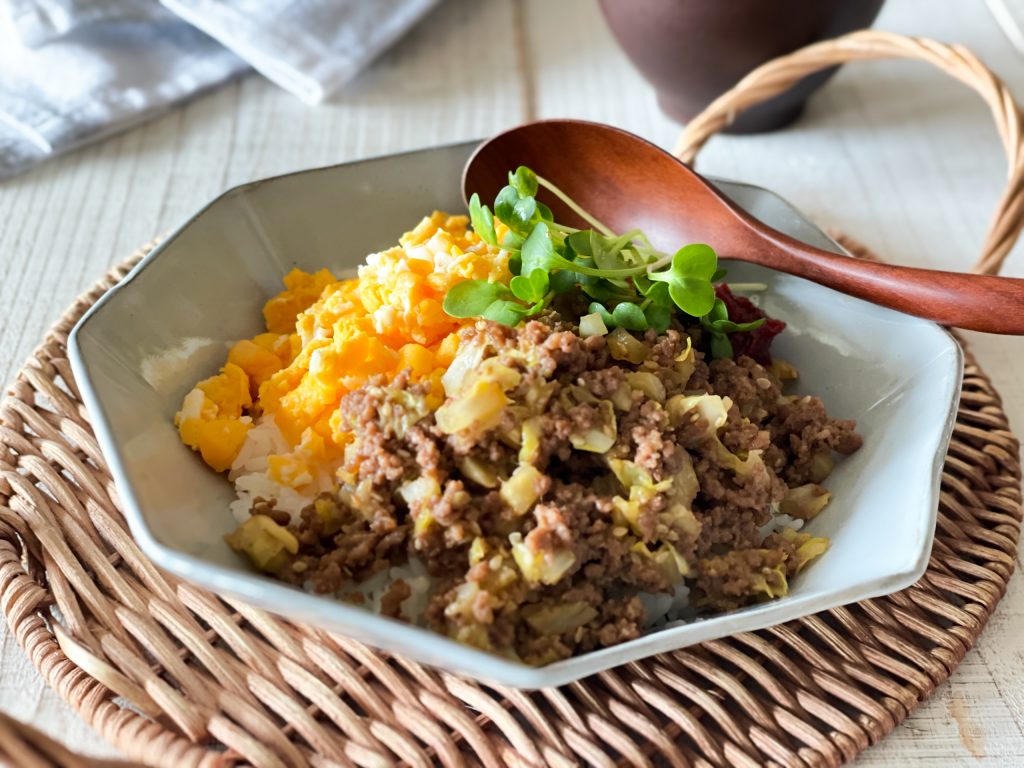 10分で完成！焼肉のタレで「スタミナ肉そぼろ丼」＆レンチン炒り卵