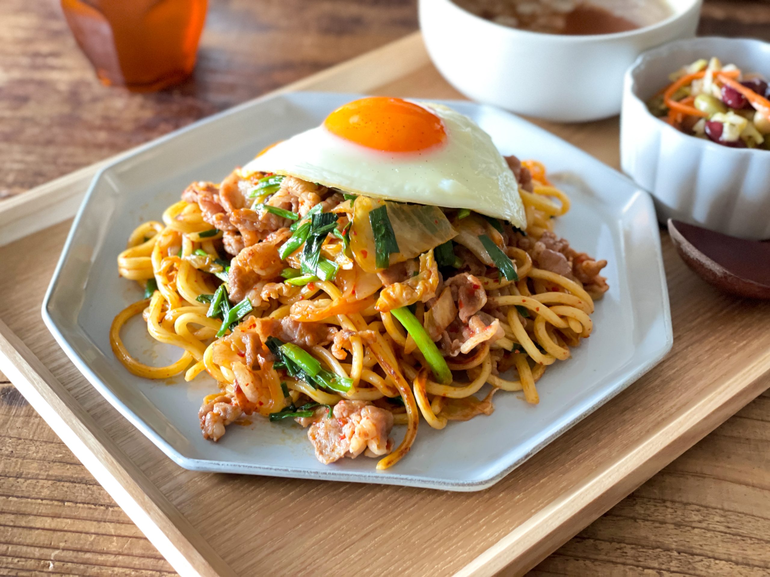 ごま油の香りが漂う豚キムチ焼きそば。10分で作れる時短レシピ