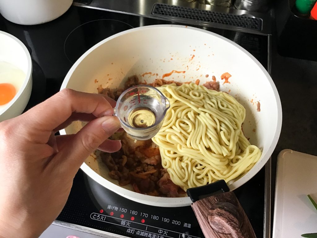 焼きそばの作り方のポイント　料理酒をかける