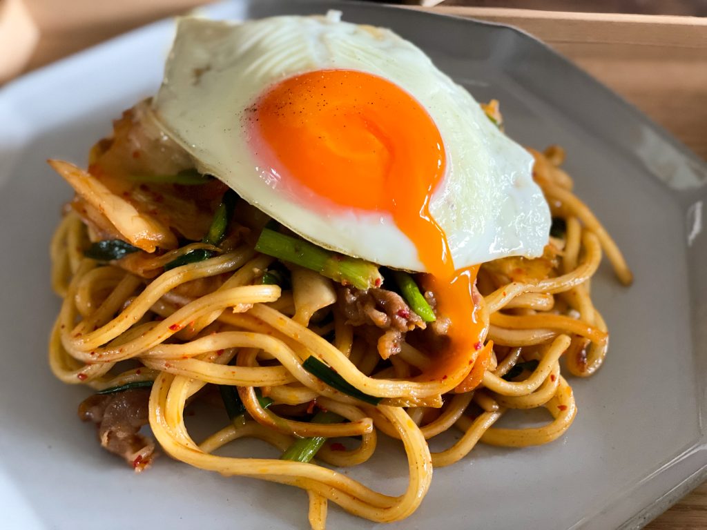 目玉焼きが乗った味付けに迷わない簡単豚キムチ焼きそば
