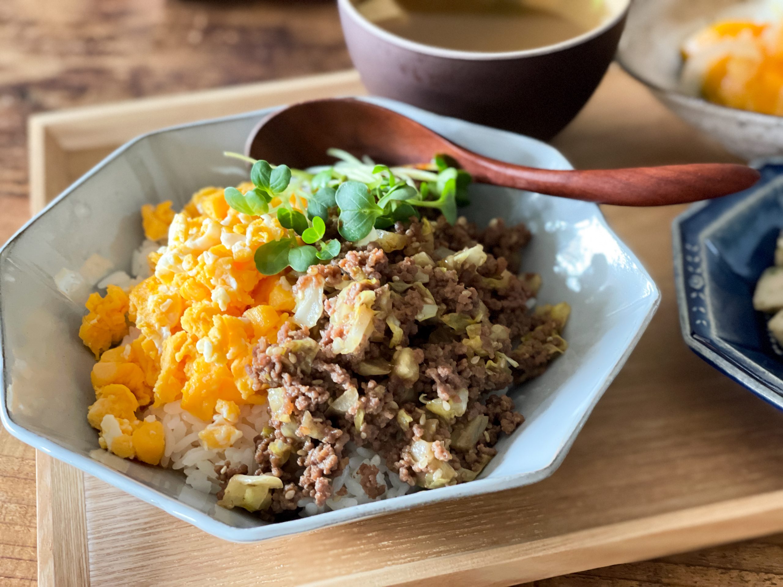 10分で完成！焼肉のタレで「スタミナ肉そぼろ丼」＆レンチン炒り卵