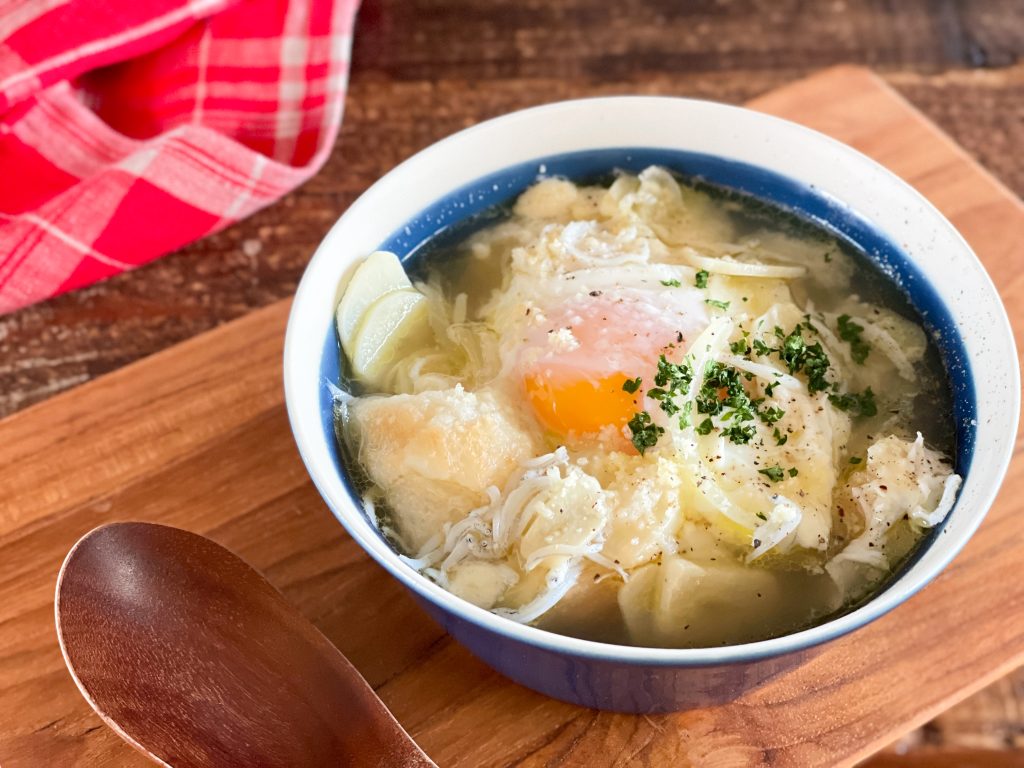 旨みたっぷりのスープを吸った食パンと半熟卵がとろける、温かくて美味しそうなにんにくとしらすのアホスープ。