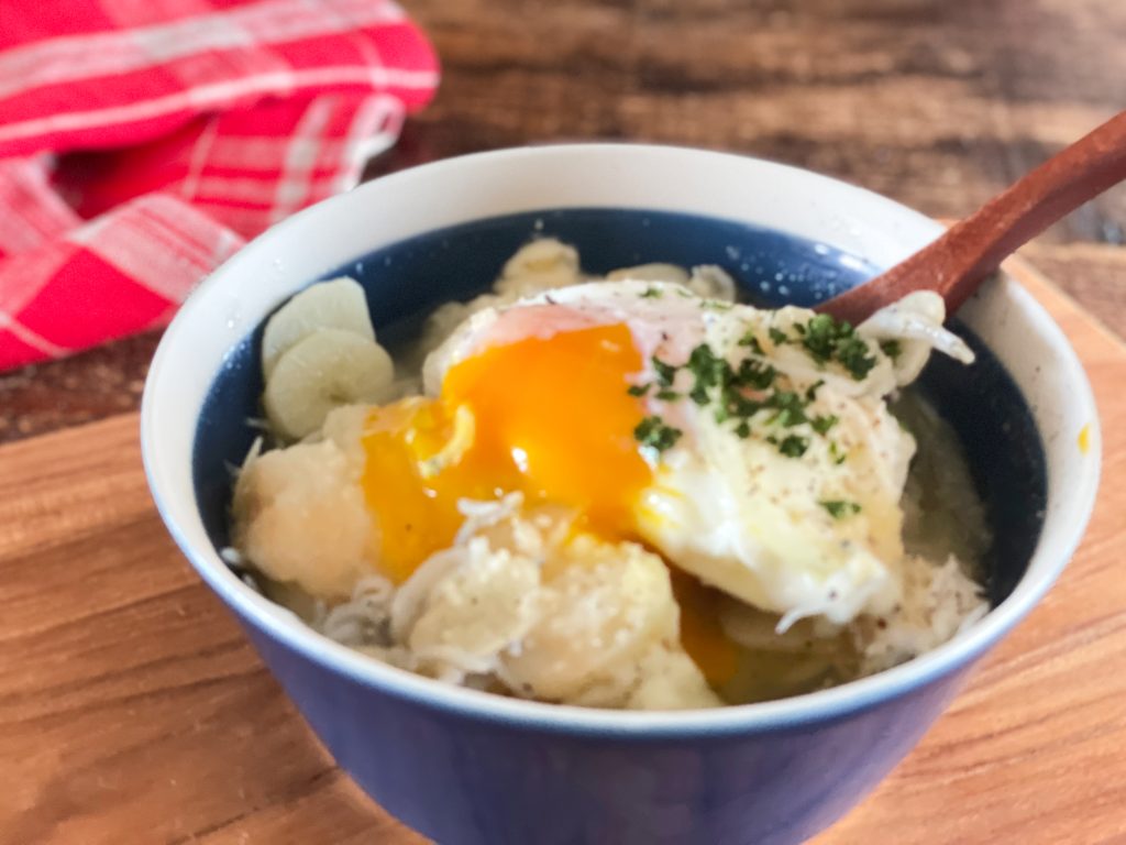 旨みたっぷりのスープを吸った食パンと半熟卵がとろける、温かくて美味しそうなにんにくとしらすのアホスープ