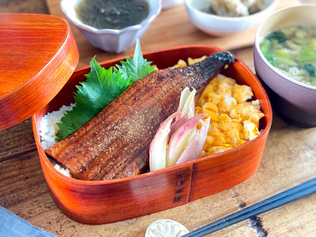 ご飯の上にふっくら温めたうなぎと綺麗な黄色のレンチン炒り卵がのった、美味しそうな「おうちうな重」とミョウガのピクルス。